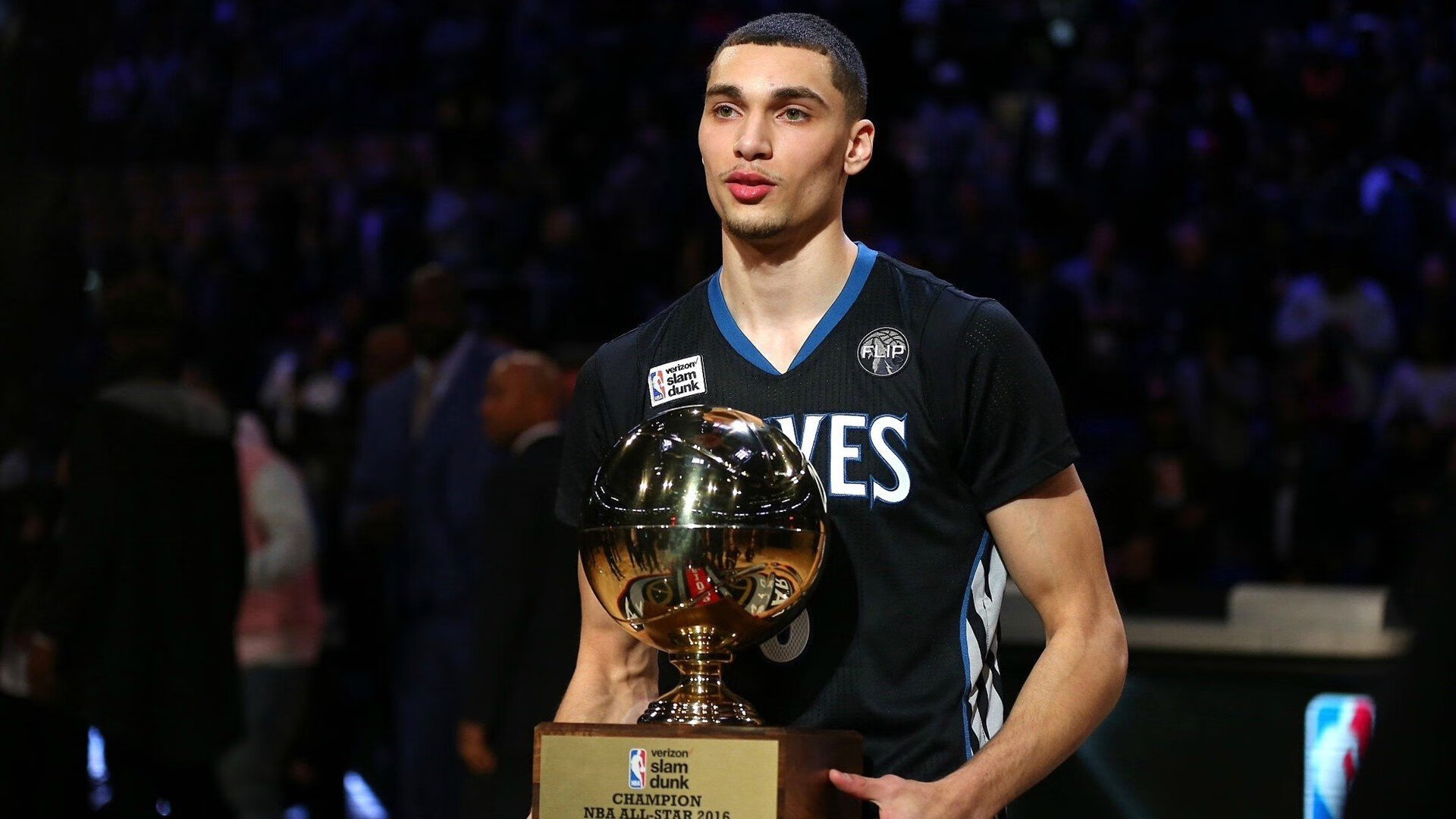 CBA赛场上的精彩瞬间：球员飞身扣篮引爆现场，cba扣篮大赛飞跃5人