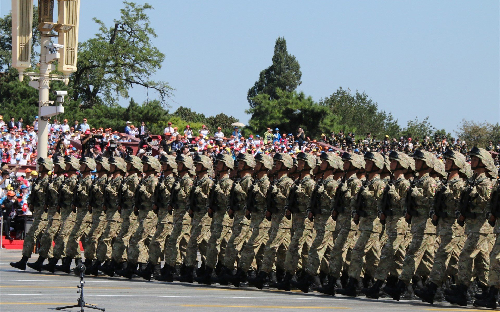 足球赛场上火爆比拼,球员战术高超,足球比赛术语大全
