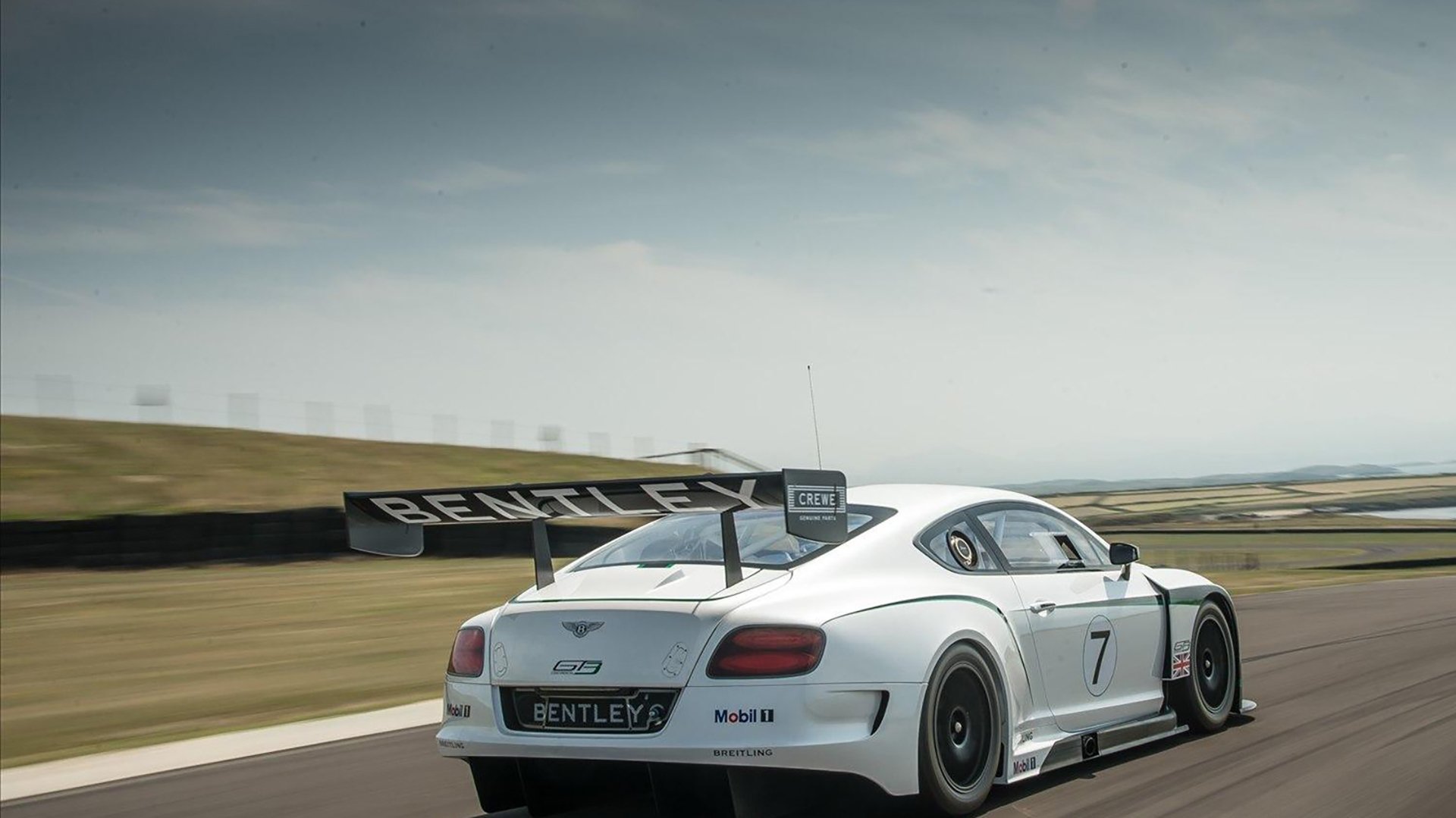 足球赛场上的激情对决，谁将脱颖而出？，足球激动